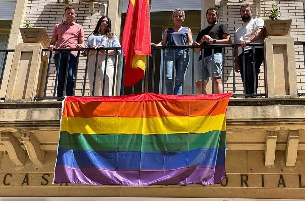 La bandera LGTBI ondea en el balcón del Ayuntamiento de Calasparra
